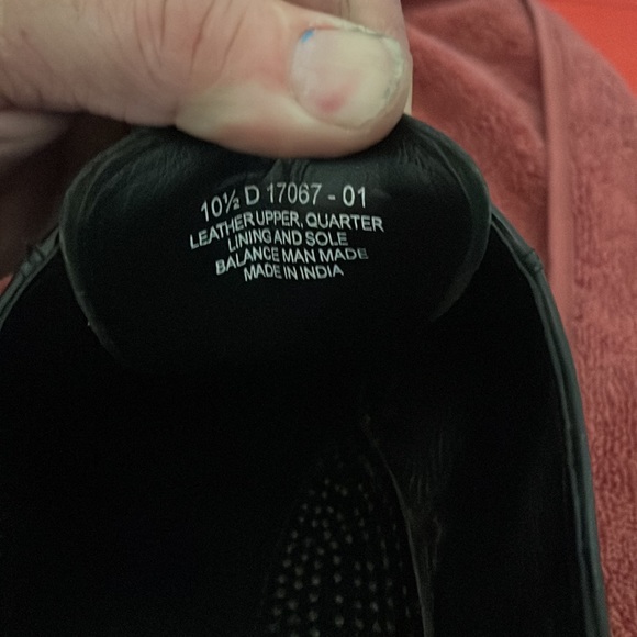 Dress shoe size 10 1/2 shiny black great shape no scuffs - Picture 3 of 6